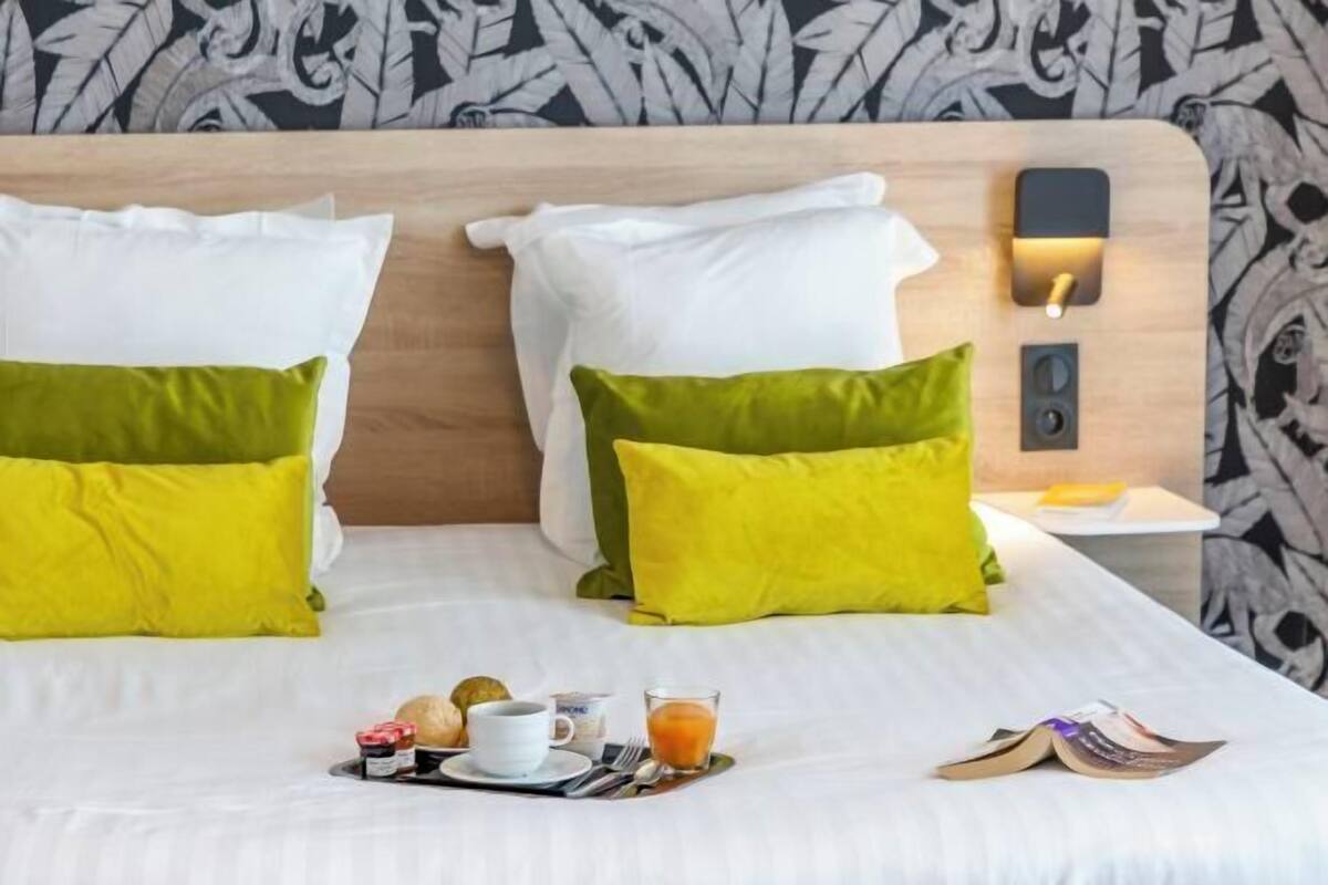 In-room safe, desk, blackout drapes, soundproofing