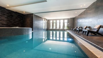 Una piscina techada, una piscina al aire libre de temporada