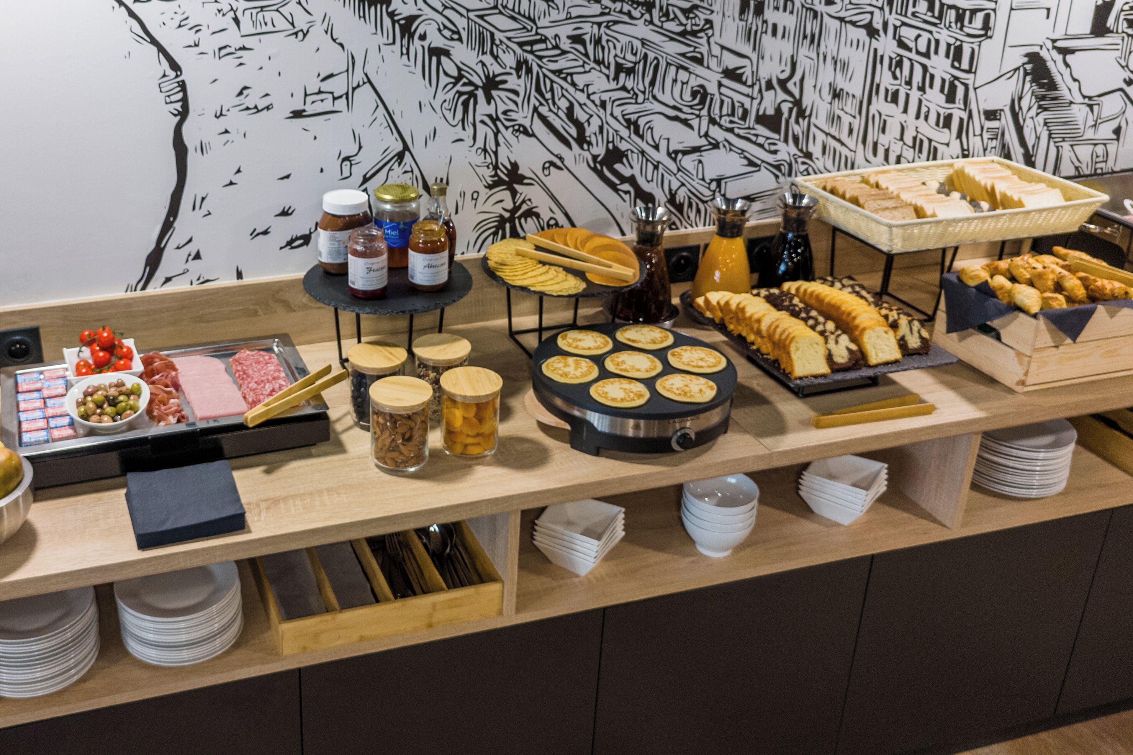 Un buffet con diverse pietanze e salse.