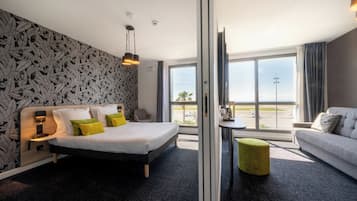 1 habitación, caja de seguridad en la habitación y escritorio