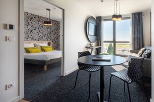 32-英寸纯平电视 （配备卫星频道）、电视