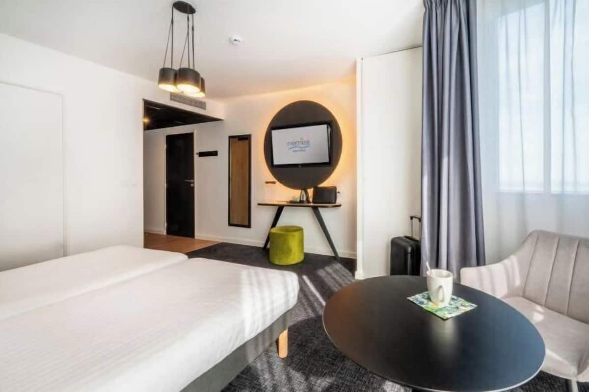 1 kamar tidur, brankas, meja kerja, dan tirai kedap cahaya