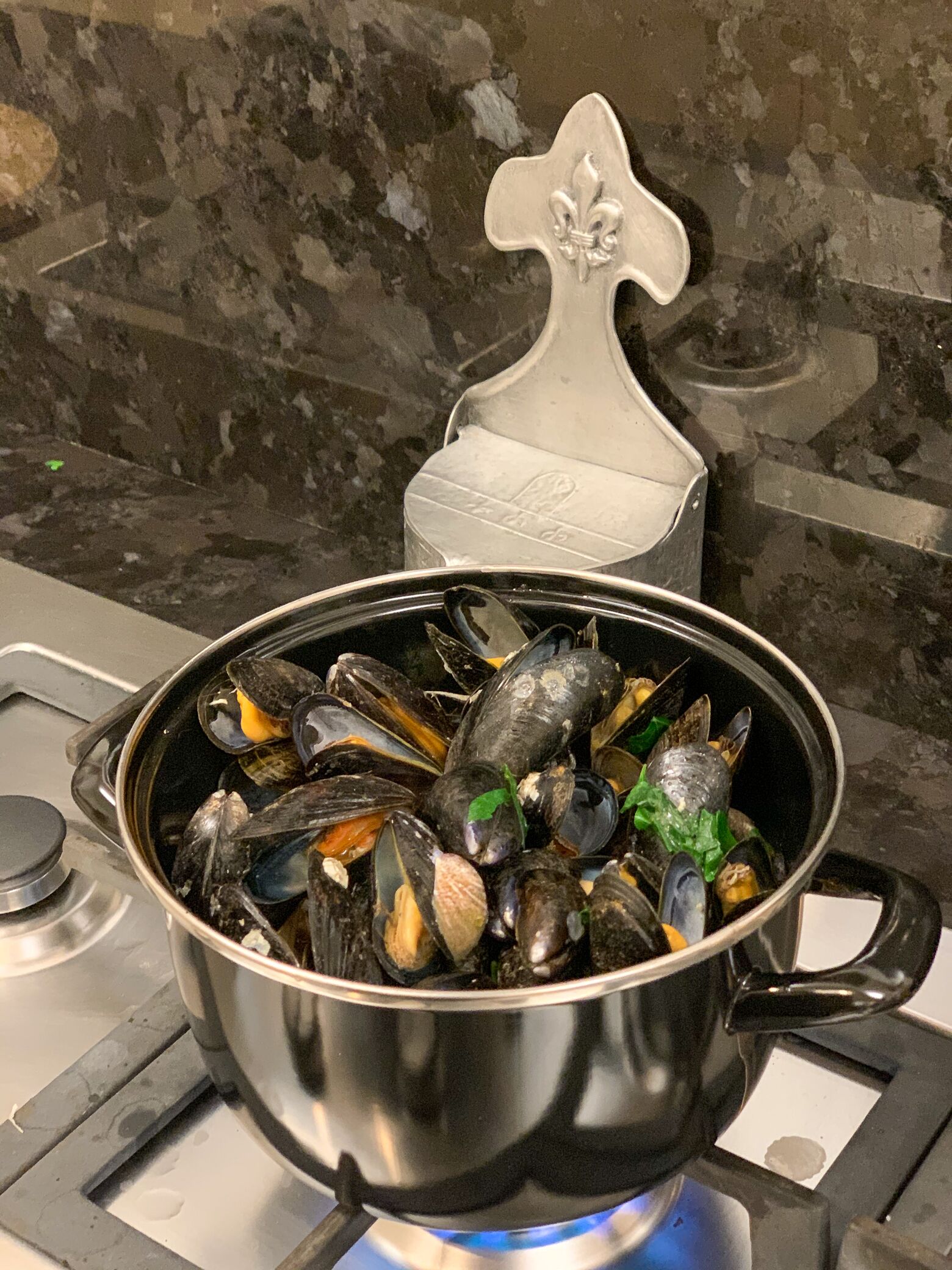 Une cocotte de moules cuisant sur une cuisinière.