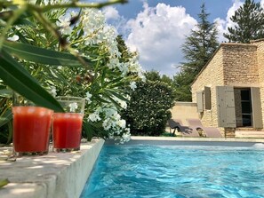 Alberca al aire libre y alberca climatizada