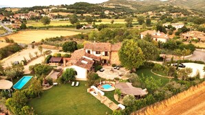 Ein großes Haus mit Swimmingpool, Terrasse und Garten.
