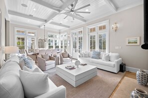 Fernseher, Kamin, Stereoanlage, Arbeitsbereiche