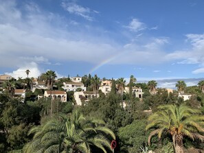 A coastal town with buildings surrounded by palm trees and a clear sky. - Vacation home- a two-minute walk from one of the most beautiful bays in Mallorca (Manacor - Cala Romantica)