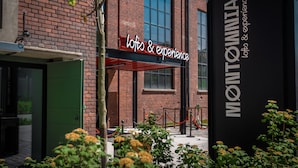 Um edifício de tijolos com uma placa que diz 'Montomita' e 'lofts & experience'.