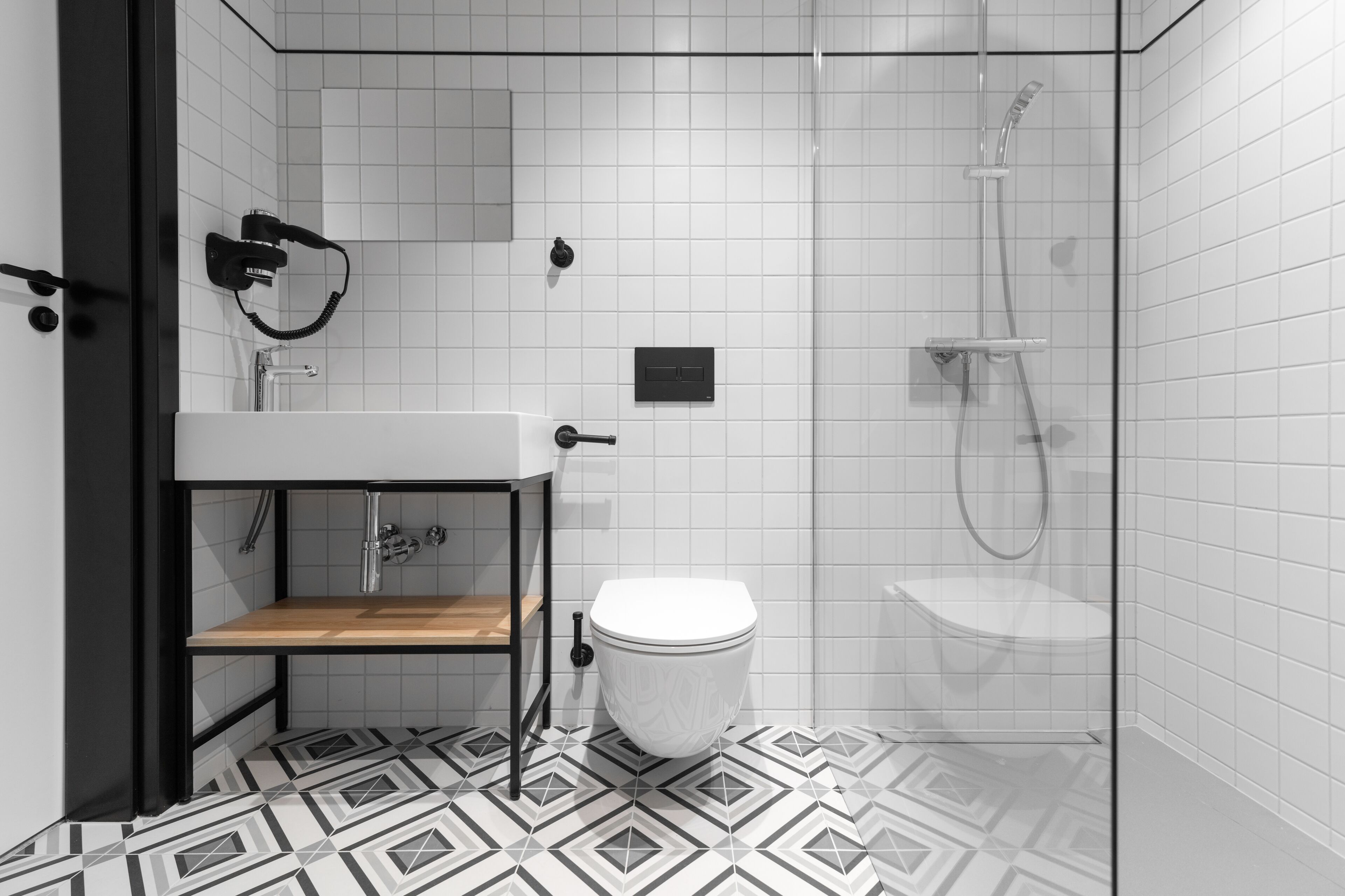 Une salle de bain moderne équipée d’une douche, de toilettes et d’un lavabo.