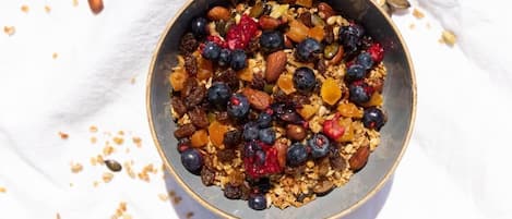Un tazón de granola con arándanos y frutas secas.