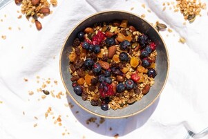 Una ciotola di granola con mirtilli e frutta secca.