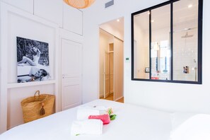 3 chambres, fer et planche à repasser, Wi-Fi, draps fournis