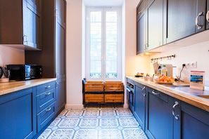 Fridge, microwave, oven, dishwasher
