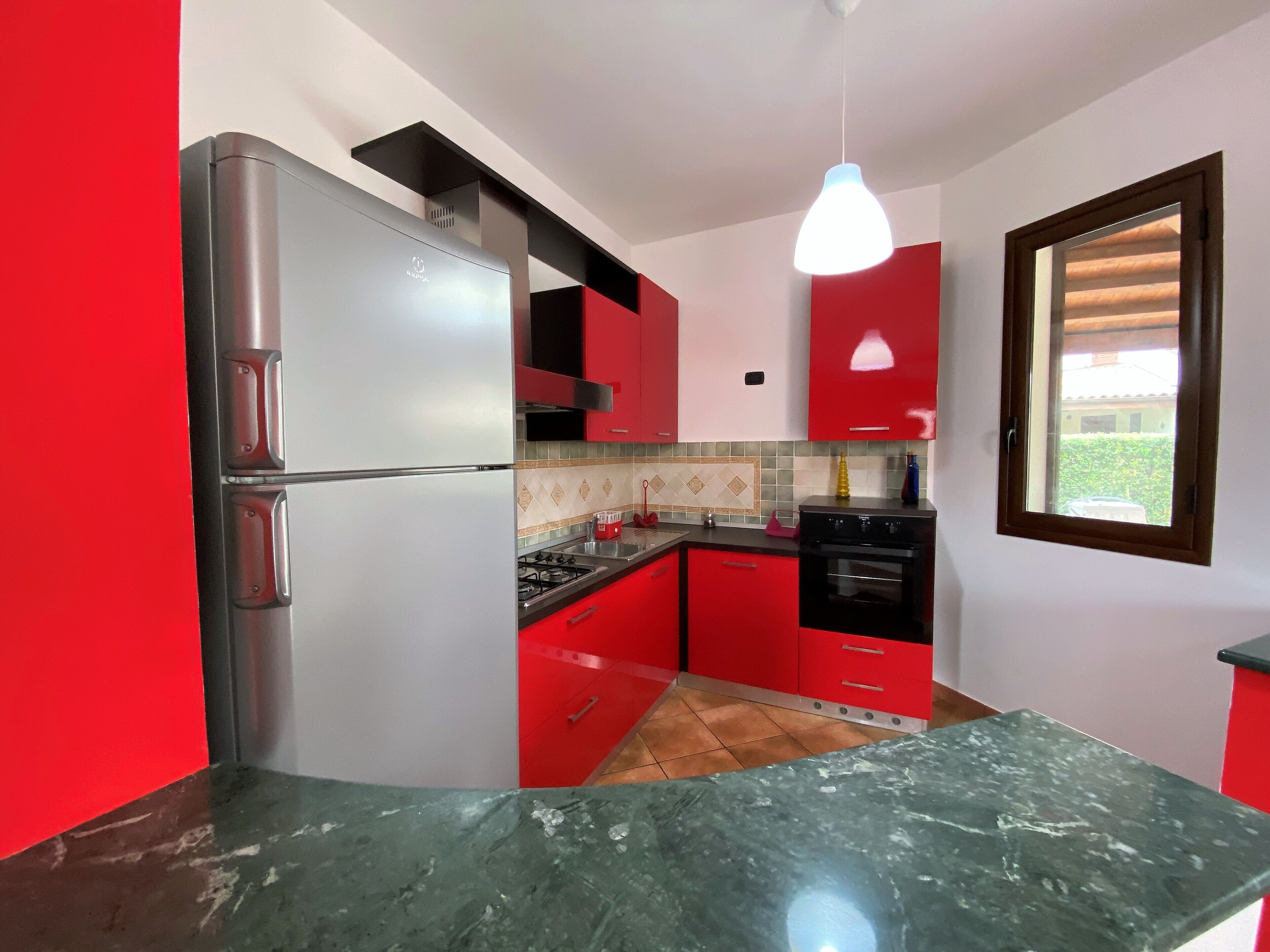 Frigorifero, forno, piano cottura, seggiolone