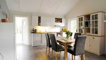 Een koelkast, een magnetron, een kookplaat, een vaatwasser