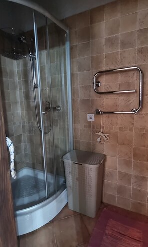 Chuveiro, secador de cabelo, toalhas de banho, sabonete