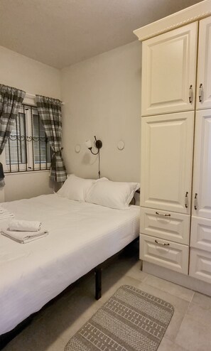 1 quarto, ferros/tábuas de passar roupa, berço de viagem