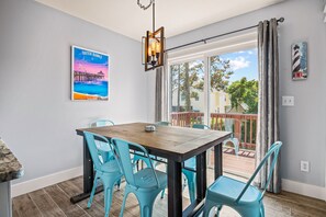 Dining - Amina's Cottage 3 BR in KDH + Pets Stay Free (Kill Devil Hills)