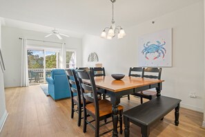 Dining - Sounds About Wright at Cambridge Cove (Kill Devil Hills)
