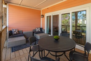 Outdoor dining - Sea Therapy at Cambridge Cove (Kill Devil Hills)