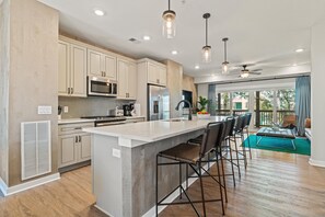 Fridge, microwave, oven, stovetop - Sea Therapy at Cambridge Cove (Kill Devil Hills)