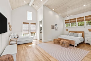 5 habitaciones, escritorio y tabla de planchar con plancha 