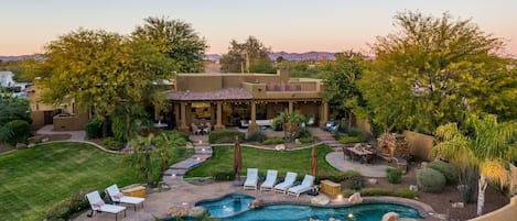 Piscina a l'aire lliure i piscina climatitzada