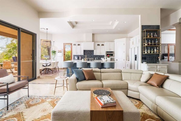 Smart-TV, Kamin, Arbeitsbereiche