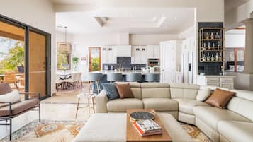 Smart TV, chimenea, tenis de mesa y estéreo