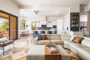 Smart TV, fireplace, table tennis, stereo