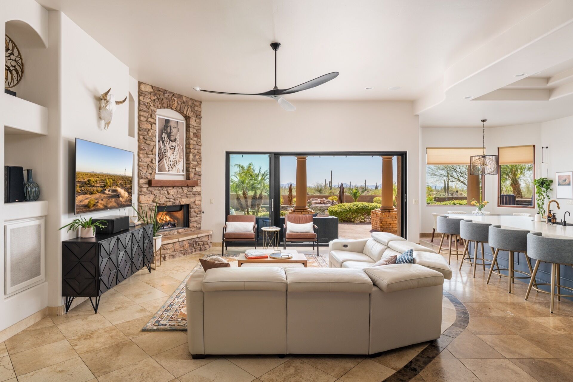 Een smart-tv, een open haard, een tafeltennistafel en een stereo