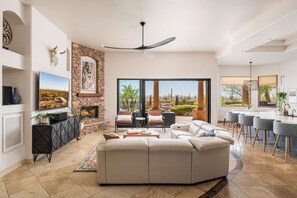 Smart TV, fireplace, table tennis, stereo