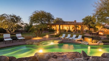 Alberca al aire libre y alberca climatizada