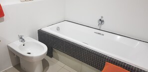 Separate bathtub and shower, deep-soaking bathtub, towels - Stunning 3-bed Apartment in Durban (Durban)