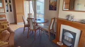Chalet | Private kitchen | Fridge, microwave, oven, stovetop - Cozy 2 Bedroom Coastal Chalet in Hunstanton (King's Lynn)