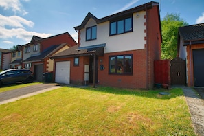Exterior - Blossom Close by Tŷ SA (Newport)