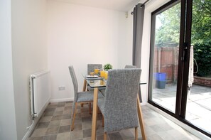 Maison | Restauration dans la chambre