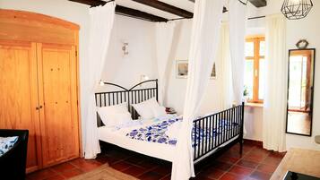 1 bedroom, iron/ironing board, travel cot, free WiFi