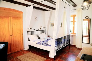 1 bedroom, iron/ironing board, travel crib, free WiFi - Mediterranean studio with pool on the island of Krk (Garica)