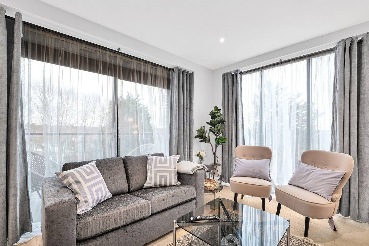 Exclusive Apartment | Living area | 23-inch Smart TV with digital channels, TV, Netflix