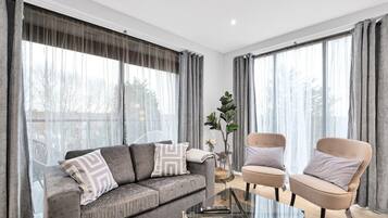 Exclusive Apartment | Living area | 23-inch Smart TV with digital channels, TV, Netflix