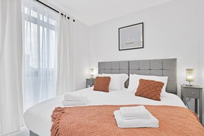 Exclusive Apartment | Laptop workspace, bed sheets