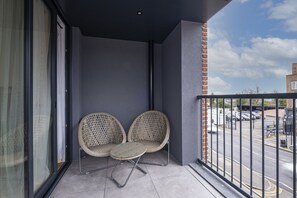 Elite Apartment | Laptop workspace, bed sheets