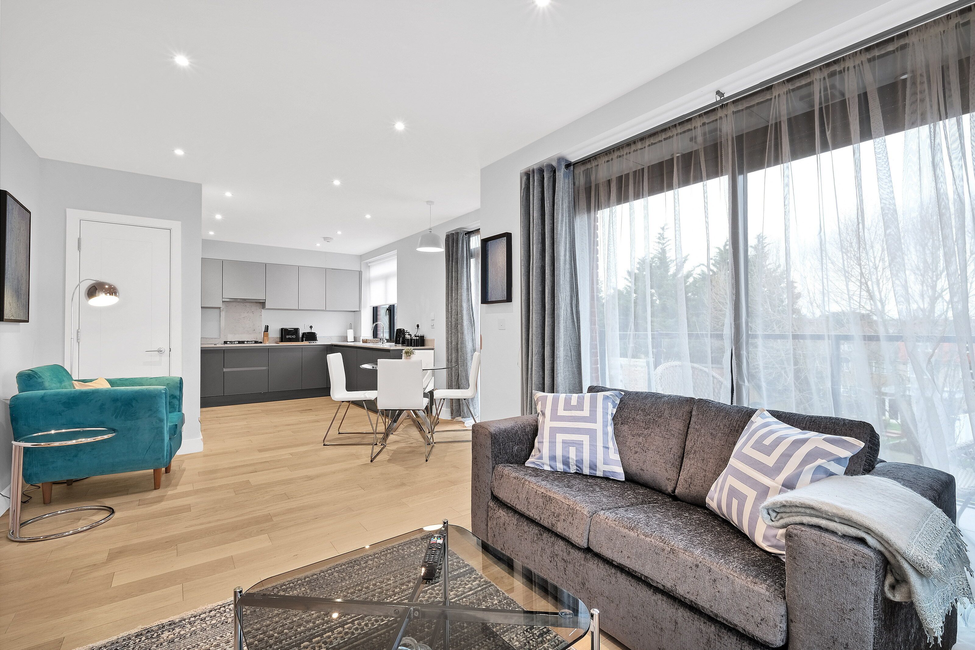 Exclusive Apartment | Living area | 23-inch Smart TV with digital channels, TV, Netflix