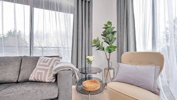 Exclusive Apartment | Living area | 23-inch Smart TV with digital channels, TV, Netflix