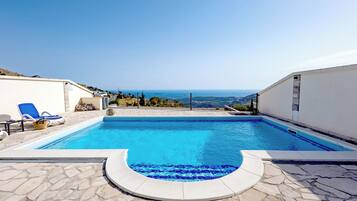 Una piscina al aire libre, una piscina climatizada