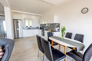 Réfrigérateur, four, plaque de cuisson, lave-vaisselle