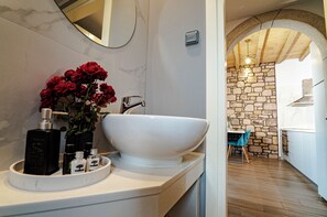 Shower, hair dryer, bathrobes, towels - Lithoessa Luxury Apartments (Lemnos)