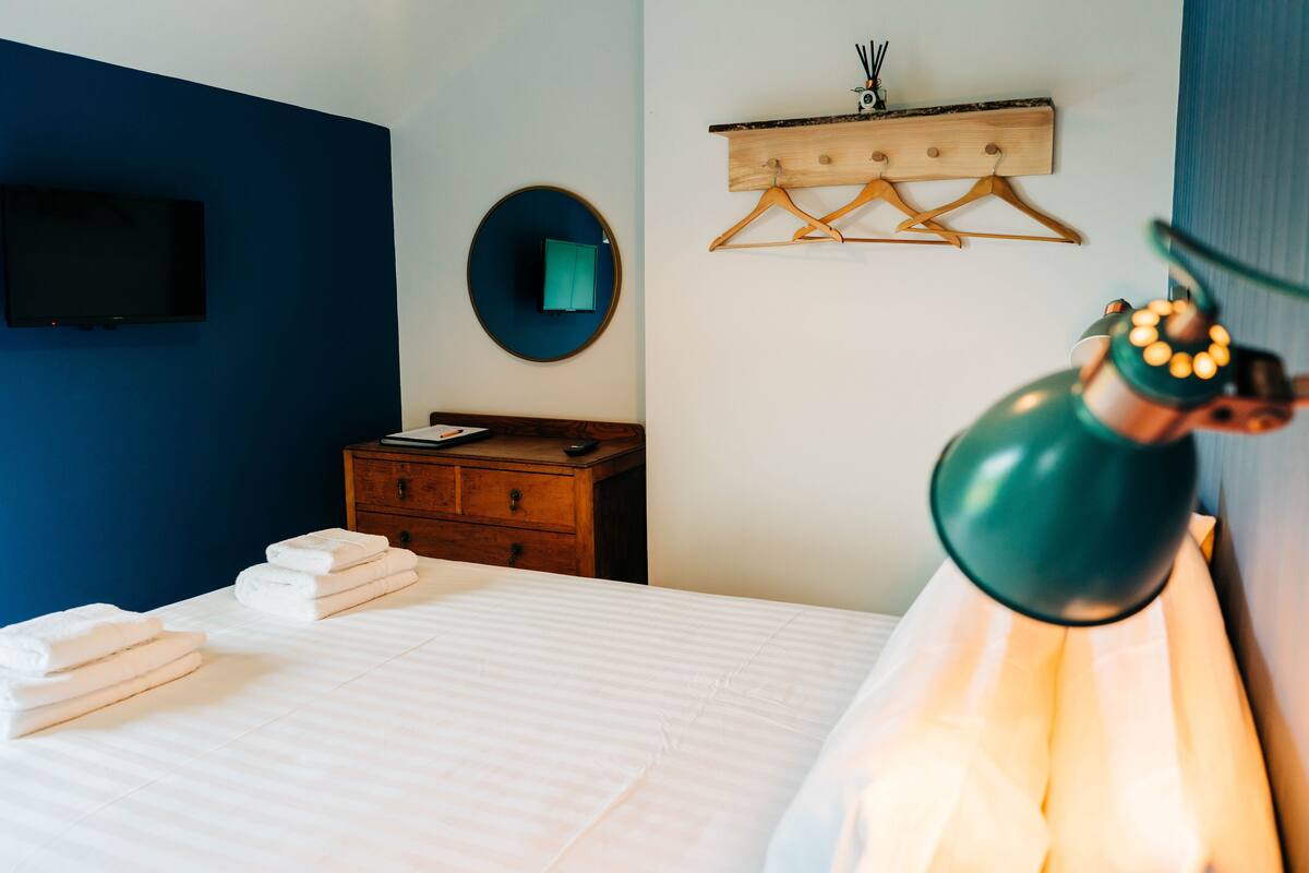 Travel cot, free WiFi, bed sheets