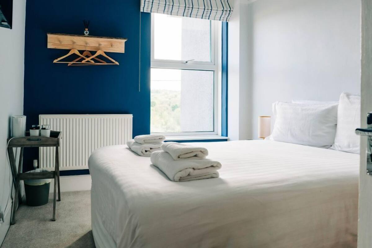 Travel cot, free WiFi, bed sheets